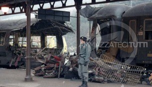 Un convoglio sventrato del treno Rapido 904