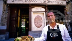 Vincenzo Conticello di fronte all'Antica Focacceria San Francesco di Palermo