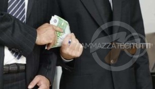 Due uomini si passano una tangente